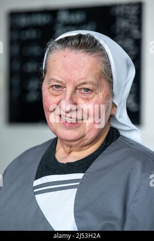 Mallersdorf Pfaffenberg, Deutschland. 14. April 2022. Schwester Doris, Braumeisterin und Nonne im Kloster Mallersdorf, fotografiert in der Klosterbrauerei. Quelle: Armin Weigel/dpa/Alamy Live News Stockfoto