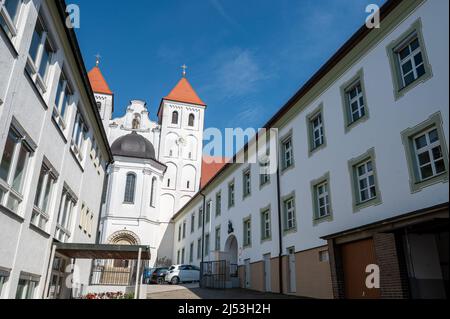 Mallersdorf Pfaffenberg, Deutschland. 14. April 2022. Das Kloster Mallersdorf. Quelle: Armin Weigel/dpa/Alamy Live News Stockfoto