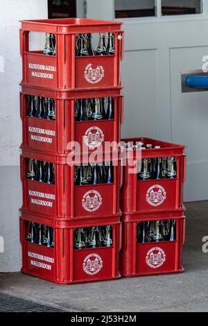 Mallersdorf Pfaffenberg, Deutschland. 14. April 2022. Auf dem Gelände der Brauerei im Kloster Mallersdorf stehen Kisten Bier aus der Klosterbrauerei. Quelle: Armin Weigel/dpa/Alamy Live News Stockfoto