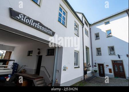 Mallersdorf Pfaffenberg, Deutschland. 14. April 2022. Die Klosterbrauerei im Kloster Mallersdorf. Quelle: Armin Weigel/dpa/Alamy Live News Stockfoto