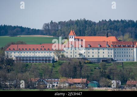 Mallersdorf Pfaffenberg, Deutschland. 14. April 2022. Das Kloster Mallersdorf. Quelle: Armin Weigel/dpa/Alamy Live News Stockfoto