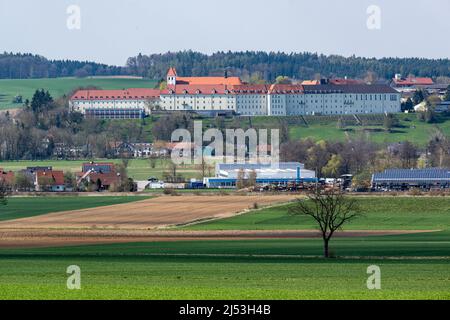 Mallersdorf Pfaffenberg, Deutschland. 14. April 2022. Das Kloster Mallersdorf. Quelle: Armin Weigel/dpa/Alamy Live News Stockfoto