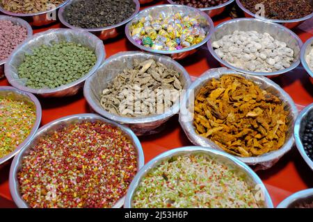 Indische Vielfalt von traditionellen Mundfrischer in Schüssel zum Verkauf, mukhwas, poona, traditionelle indische Mundfrischer. Stockfoto