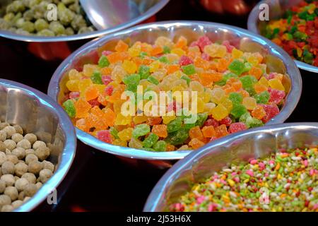 Indische Vielfalt von traditionellen Mundfrischer in Schüssel zum Verkauf, mukhwas, poona, traditionelle indische Mundfrischer. Stockfoto