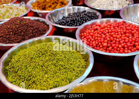 Indische Vielfalt von traditionellen Mundfrischer in Schüssel zum Verkauf, mukhwas, poona, traditionelle indische Mundfrischer. Stockfoto