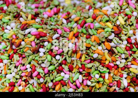 Indische Vielfalt von traditionellen Mundfrischer in Schüssel zum Verkauf, mukhwas, poona, traditionelle indische Mundfrischer. Stockfoto