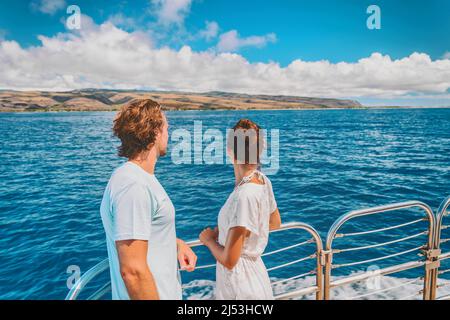 Kreuzfahrt-Schiff-Paar auf Sommer-Karibik-Reise-Urlaub entspannend auf dem Bootsdeck mit Blick auf das Meer. Mann und Frau Touristen auf dem Balkon Stockfoto