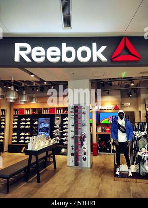 SHANGHAI, CHINA - 13. OKTOBER 2019 - das Foto vom 13. Oktober 2019 zeigt einen REEBOK-Store in Shanghai, China. Am 18. April 2022 gaben mehrere Verbraucher t an Stockfoto