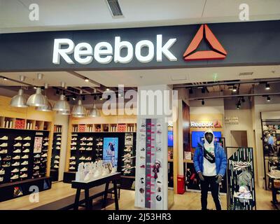 SHANGHAI, CHINA - 13. OKTOBER 2019 - das Foto vom 13. Oktober 2019 zeigt einen REEBOK-Store in Shanghai, China. Am 18. April 2022 gaben mehrere Verbraucher t an Stockfoto