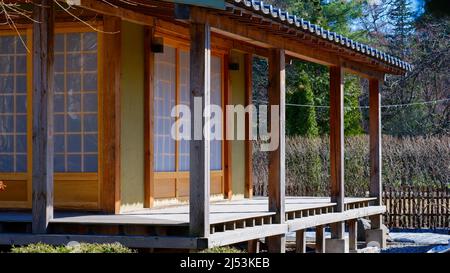 Haus mit Panoramafenstern und einer Veranda im traditionellen japanischen Stil. Das Teehaus befindet sich im japanischen Garten und ist für Tee ce bestimmt Stockfoto