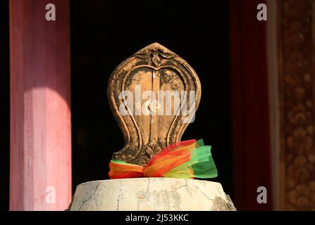 Nahaufnahme von Bai Sema oder dem Heiligen Grenzstein vor der Alten Ordinationshalle des buddhistischen Tempels Wat Chomphuwek in der Provinz Nonthaburi, Thailand Stockfoto