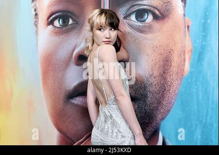 New York, USA. 19. April 2022. Ashley Rous, alias Bestdressed, nimmt an der New Yorker Premiere „THE MAN WHO FELL TO EARTH“ Teil, die am 19. April 2022 im Museum of Modern Art (MoMA) in New York, NY, stattfand. (Foto von Anthony Behar/Sipa USA) Quelle: SIPA USA/Alamy Live News Stockfoto