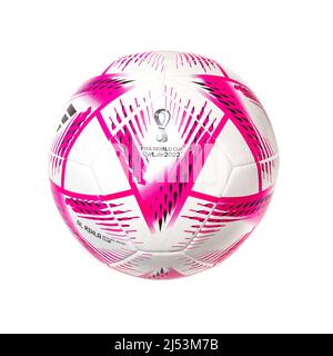 SWINDON, Großbritannien - 19. April 2022: Adidas Al Rihla World Cup 2022 Football, der offizielle Matchball für die Qatar World Cup 2022 auf weißem Hintergrund Stockfoto