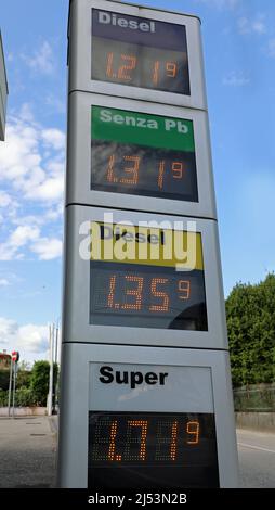 Benzin- und Dieselpreise verschiedener Art in einer Tankstelle in Italien während des Rückgangs der Ölpreise aufgrund der geringen internationalen Nachfrage Stockfoto