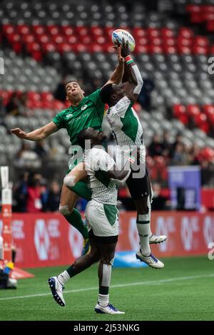 Vancouver, Kanada, 17. April 2022: Jordan Conroy (links) vom Team Ireland 7s tritt am 2. Tag der HSBC Canada Sevens auf dem BC Place in Vancouver, Kanada, um den Ball gegen 7s Spieler des Team Kenya an. Irland gewann das Spiel mit 21:14 Punkten. Stockfoto