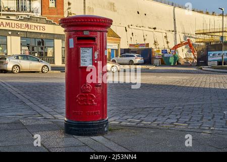 Ramsgate, Vereinigtes Königreich - 7. Februar 2022 - Ein roter Briefkasten Stockfoto