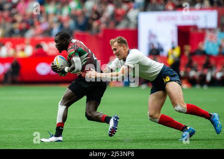 Vancouver, Kanada, 17. April 2022: Bush Mwale (links) im Einsatz gegen Enrique Bolinches (rechts) vom Team Spain 7s während des 2. Tages der HSBC Canada Sevens am BC Place in Vancouver, Kanada. Spanien gewann das Spiel mit 24:7 Punkten. Stockfoto