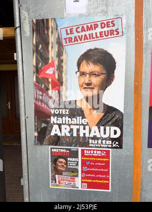 Kilstett, Frankreich - 9. Apr 2022: Französische Präsidentschaftswahl 2022 mit Lutte Ouvriere-Poster mit Nathalie Arthaud Stockfoto