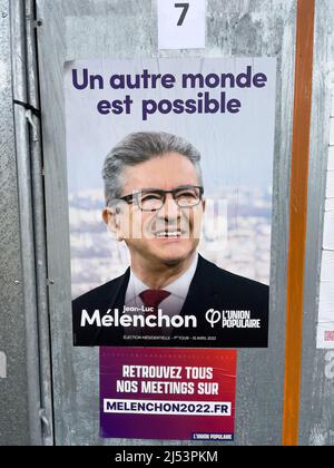 Kilstett, Frankreich - 9. Apr 2022: Französische Präsidentschaftswahl 2022 mit einem Plakat von L'Union Populaire mit Jean-Luc Melenchon Stockfoto