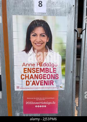 Kilstett, Frankreich - 9. Apr 2022: Französische Präsidentschaftswahl 2022 mit Plakat der Sozialistischen Partei mit Anne Hidalgo Stockfoto