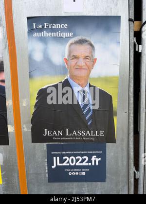 Kilstett, Frankreich - 9. Apr 2022: Französische Präsidentschaftswahl 2022 mit einem Plakat der Resistons-Partei mit Jean Lassalle Stockfoto