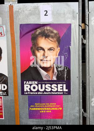 Kilstett, Frankreich - 9. Apr 2022: Französische Präsidentschaftswahl 2022 mit Plakat der Parti communiste francais mit Fabien Roussel Stockfoto