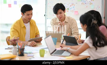 Geschäftsleute oder eine Gruppe von Start-up-Teams, die ein Workshop-Meeting im Büro abhalten. Brainstorming-Konzept Stockfoto