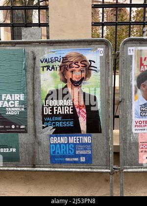 Kilstett, Frankreich - 9. Apr 2022: Französische Präsidentschaftswahlen 2022 mit Les Republicains beschädigtes Plakat mit Valerie Pecresse Stockfoto