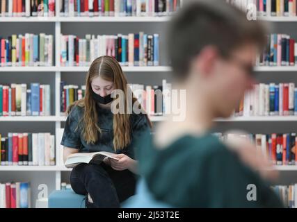 Stuttgart, Deutschland. 19. April 2022. Am 19. April 2022 lesen Menschen in der Stuttgarter Stadtbibliothek Bücher. Quelle: Lu Yang/Xinhua/Alamy Live News Stockfoto