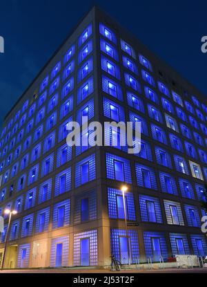 Stuttgart. 19. April 2022. Das Foto vom 19. April 2022 zeigt einen Blick auf die Stadtbibliothek Stuttgart in Stuttgart. Quelle: Lu Yang/Xinhua/Alamy Live News Stockfoto