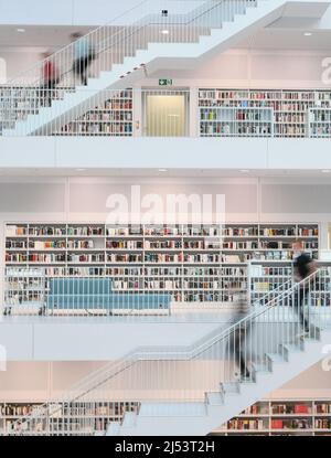 Stuttgart, Deutschland. 19. April 2022. Am 19. April 2022 besuchen Menschen die Stadtbibliothek Stuttgart in Stuttgart. Quelle: Lu Yang/Xinhua/Alamy Live News Stockfoto