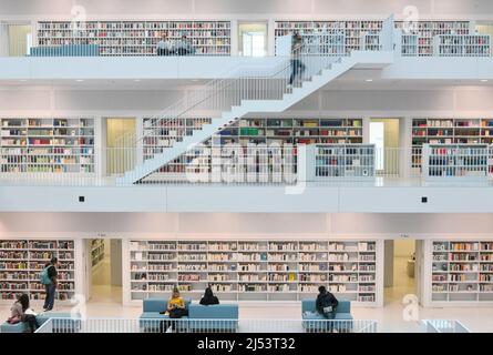 Stuttgart, Deutschland. 19. April 2022. Am 19. April 2022 besuchen Menschen die Stadtbibliothek Stuttgart in Stuttgart. Quelle: Lu Yang/Xinhua/Alamy Live News Stockfoto