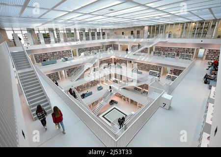 Stuttgart, Deutschland. 19. April 2022. Am 19. April 2022 besuchen Menschen die Stadtbibliothek Stuttgart in Stuttgart. Quelle: Lu Yang/Xinhua/Alamy Live News Stockfoto