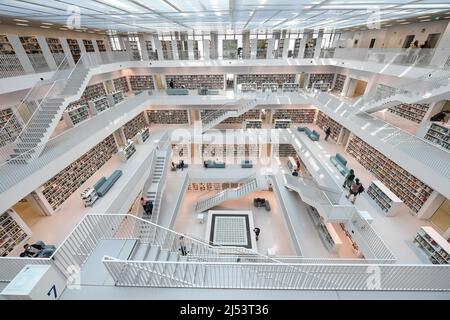 Stuttgart, Deutschland. 19. April 2022. Am 19. April 2022 besuchen Menschen die Stadtbibliothek Stuttgart in Stuttgart. Quelle: Lu Yang/Xinhua/Alamy Live News Stockfoto