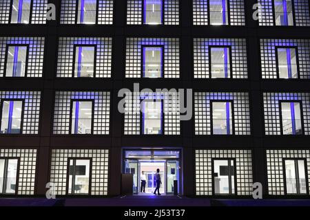 Stuttgart, Deutschland. 19. April 2022. Am 19. April 2022 besuchen Menschen die Stadtbibliothek Stuttgart in Stuttgart. Quelle: Lu Yang/Xinhua/Alamy Live News Stockfoto