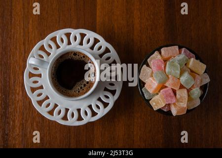 Traditionelles türkisches Vergnügen und türkischer Kaffee auf einem Holzhintergrund Stockfoto