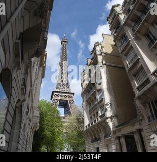 Paris, Frankreich, Europa: Gebäude in der Rue de Buenos Aires mit Blick auf den Eiffelturm, Metallturm, fertiggestellt 1889 für die Weltausstellung Stockfoto