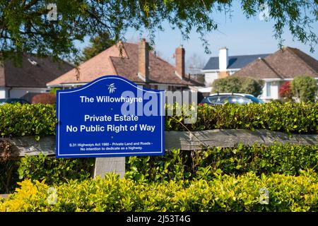 Schild am Eingang zum Willowhayne Private Estate in East Preston, West Sussex, England, UK zeigt kein öffentliches Wegerecht. Stockfoto