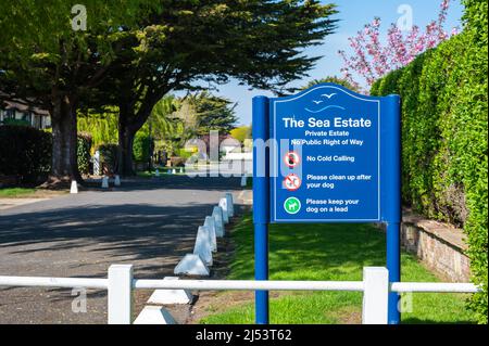 Schild und Tor am Eingang zum Sea Estate, einem privaten Anwesen ohne öffentliches Wegerecht in Rustington, West Sussex, England, Großbritannien. Stockfoto