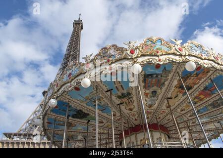 Paris, Frankreich, Europa: Der Eiffelturm gesehen an einem schönen Tag mit dem Eiffelturm-Karussell, einem alten 1900s-Stil-fröhlichen Runde gehen Stockfoto