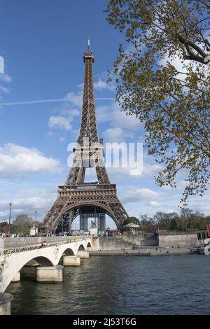 Paris, Frankreich, Europa: Blick auf den Eiffelturm, Metallturm, der 1889 für die Weltausstellung fertiggestellt wurde, von der Brücke Pont d’Iéna aus gesehen Stockfoto