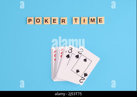 Poker Spielkarten auf blauem Hintergrund mit Holzblöcken. Flatlay, Kopierraum, Konzept Stockfoto