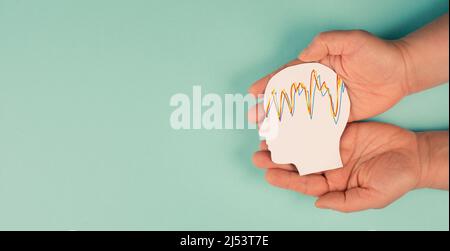 Kopf in den Händen halten, Konzept der psychischen Gesundheit, alzheimer- und Epilepsiestörung, Gehirnwellen, Papier ausgeschnitten Stockfoto