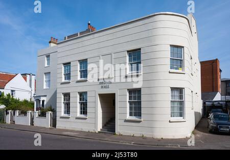 Argyll Hall, ein Block mit 5 Apartments oder Wohnungen in einem modernen weißen Gebäude in Littlehampton, West Sussex, England, Großbritannien. Stockfoto