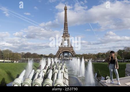 Paris: Mädchen posiert für ein Bild am Brunnen der Trocadero-Gärten mit Blick auf den Eiffelturm, das 1889 für die Weltausstellung fertiggestellt wurde Stockfoto