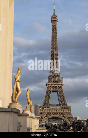 Paris, Frankreich, Europa: Der Eiffelturm, Metallturm, der 1889 für die Weltausstellung fertiggestellt wurde, bei Sonnenuntergang vom National Navy Museum Stockfoto