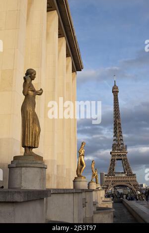 Paris, Frankreich, Europa: Der Eiffelturm, Metallturm, der 1889 für die Weltausstellung fertiggestellt wurde, bei Sonnenuntergang vom National Navy Museum Stockfoto