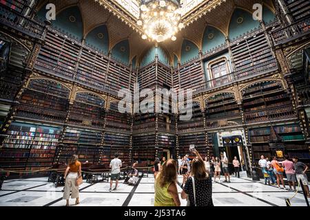 Rio De Janeiro, Brasilien. 19. April 2022. Besucher des Königlichen Portugiesischen Kabinetts von Reading in Rio de Janeiro, Brasilien, 19. April 2022. Quelle: Wang Tiancong/Xinhua/Alamy Live News Stockfoto