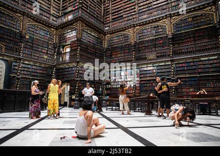 Rio De Janeiro, Brasilien. 19. April 2022. Besucher des Königlichen Portugiesischen Kabinetts von Reading in Rio de Janeiro, Brasilien, 19. April 2022. Quelle: Wang Tiancong/Xinhua/Alamy Live News Stockfoto