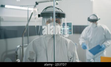 Porträt eines Sanitäter, der einen Anzug mit Hazmat in der Sperrzone in der Einrichtung trägt. Sanitäter, die in einem Gebiet mit Coronavirus-Infektion arbeiten, isoliert, um vor dem Ausbruch von Covid 19 und einer Pandemie zu schützen. Stockfoto